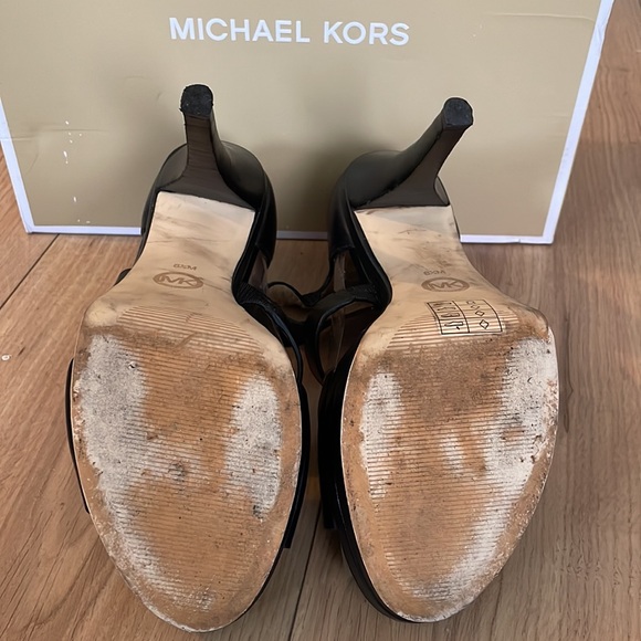 Michael Kors Finley Platform Leather Sandal - Picture 4 of 8